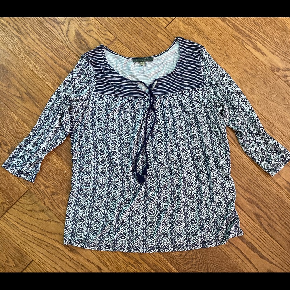 Rose & Olive navy and white top, EUC
